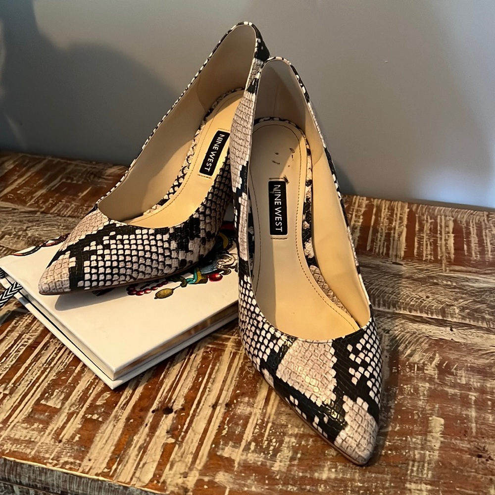 Nine West snake skin size 6.5